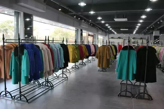 反季大促風暴來襲！南通XX服裝工廠店價格擊穿底線，全城搶購熱潮一觸即發！